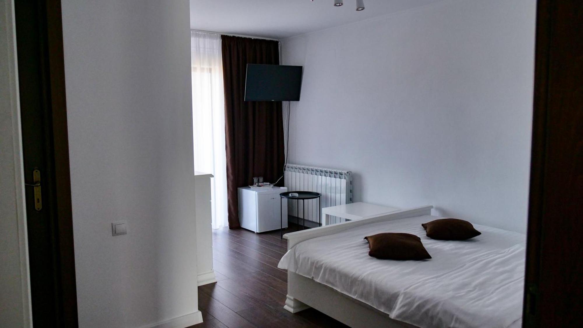 Casa Ambientt Hotel Curtea De Arges Exterior photo