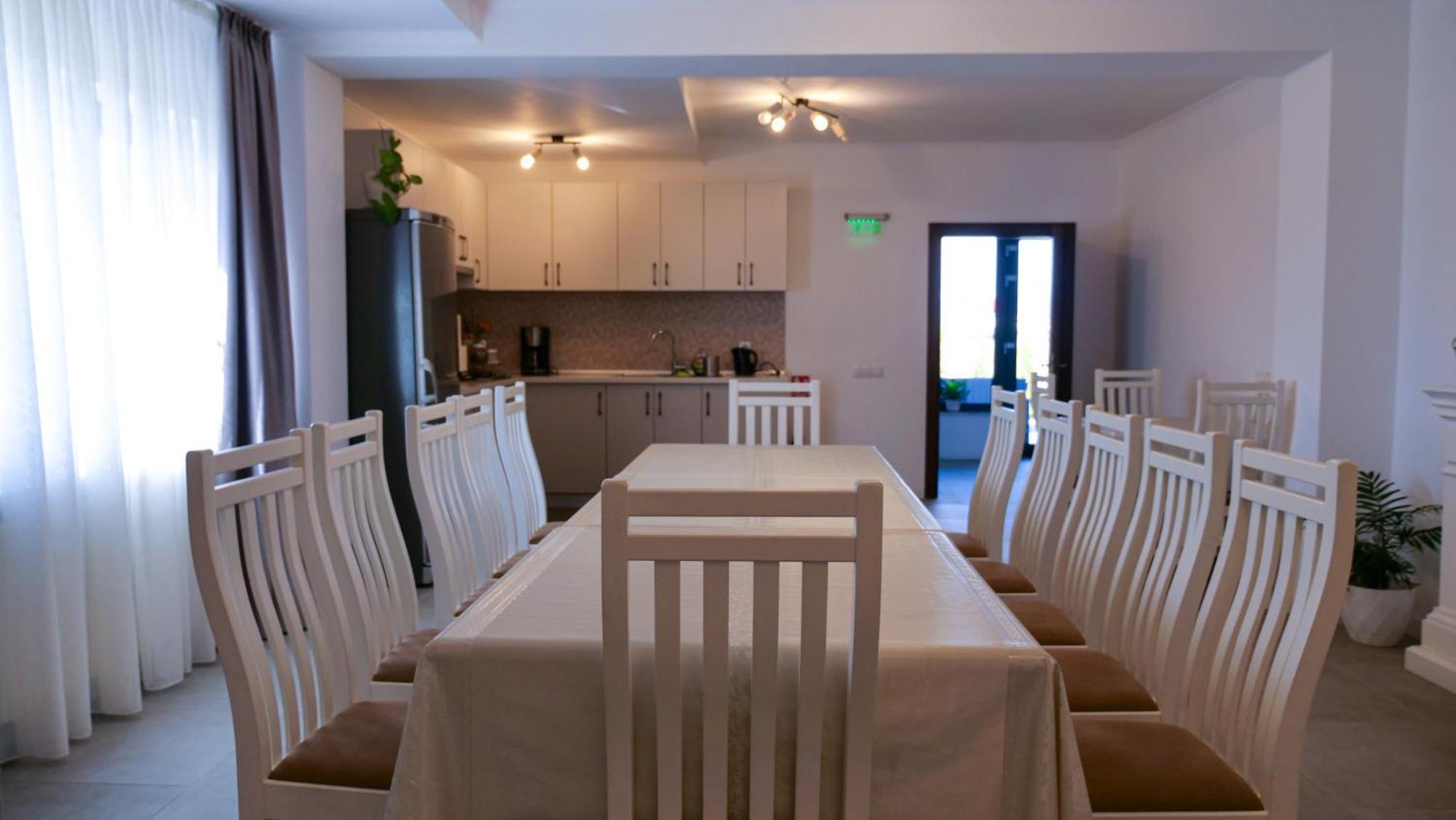 Casa Ambientt Hotel Curtea De Arges Exterior photo