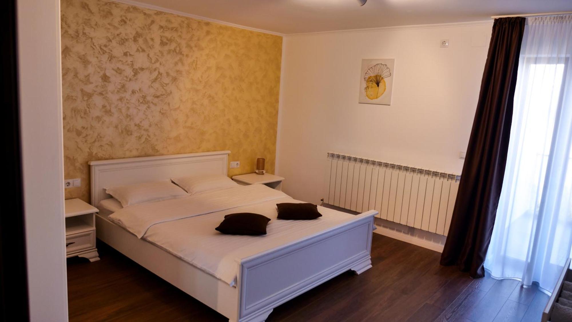 Casa Ambientt Hotel Curtea De Arges Exterior photo