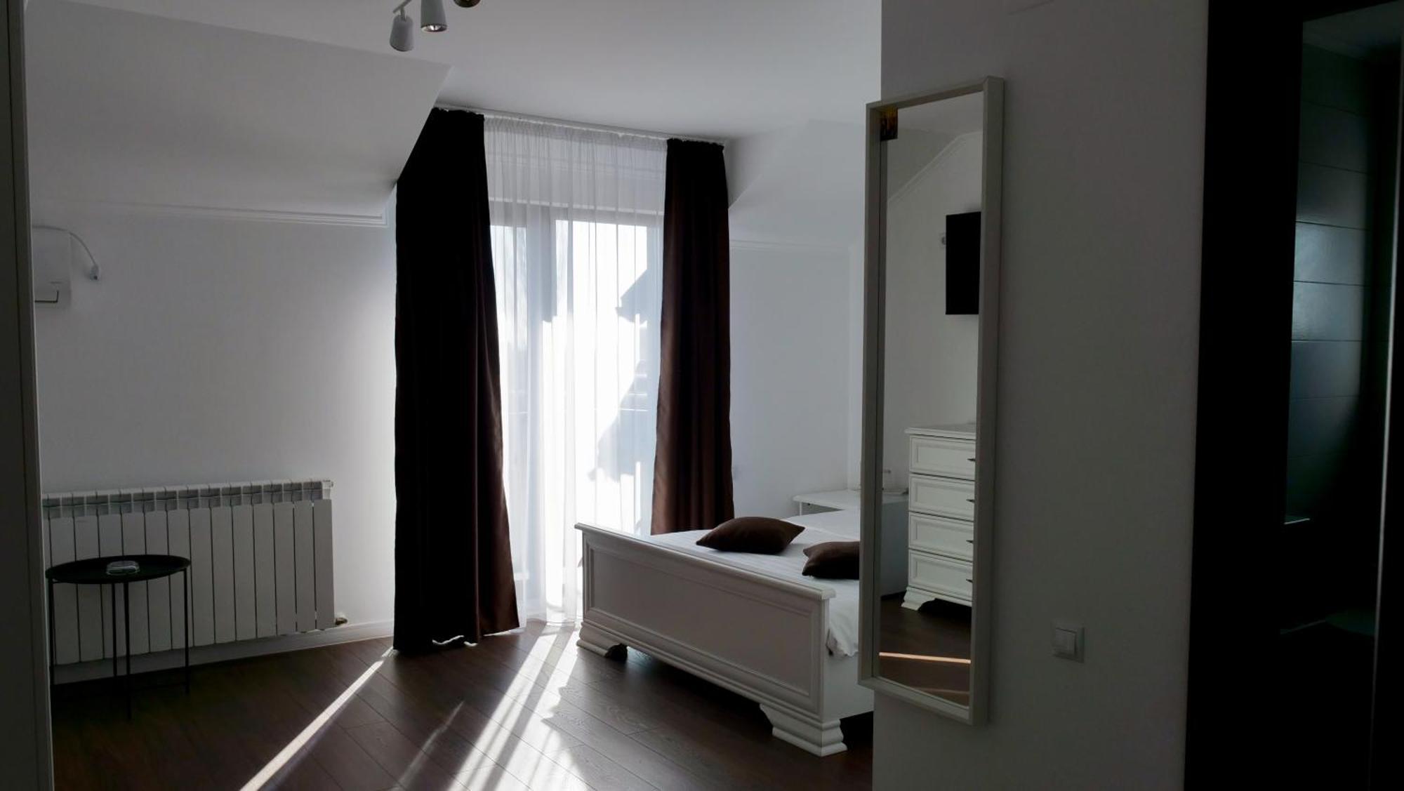 Casa Ambientt Hotel Curtea De Arges Exterior photo